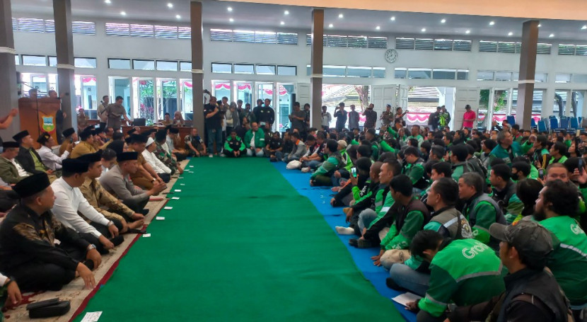 Bersama komunitas ojek online Garut bersatu, jajaran Pemkab Garut gelar doa bersama untuk almarhum Affan Kurniawan. (Foto : Dok. Ridwan)