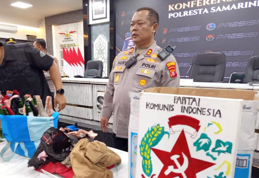 Puluhan bom molotov dan lambang palu arit. 