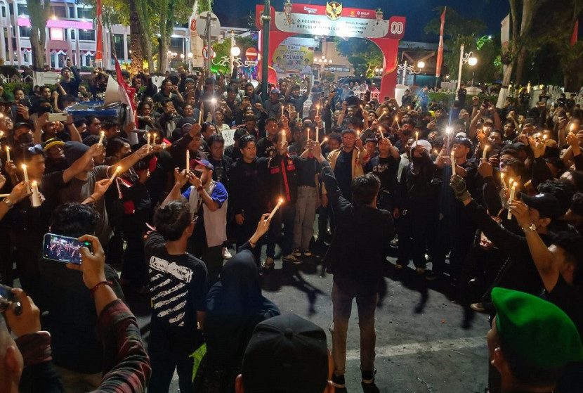 Sebelum membubarkan diri, massa menyalakan lilin dan doa bersama. (SekitarKaltim.ID)
