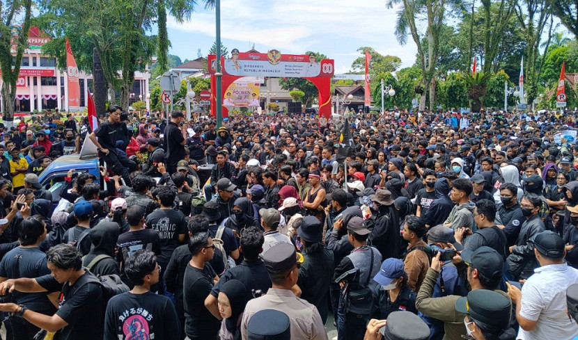 Meski dihadiri ribuan massa, aksi tetap berjalan tertib dan damai. (SekitarKaltim.ID)