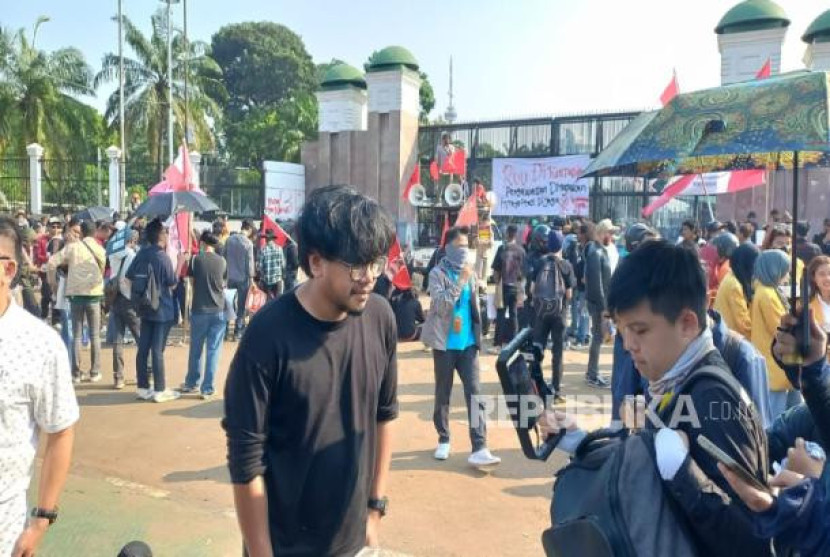 Influencer sekaligus aktivis Ferry Irwandi saat aksi di depan Gedung DPR, Senin. 