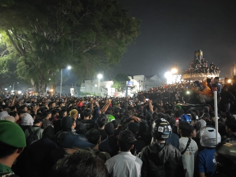 Massa aksi di tugu Adipura Kota Sukabumi, Senin (1/9/2025) malam.