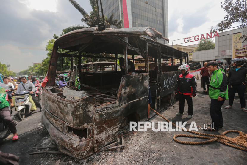 Bus Brimob dibakar akibat amuk massa, pada Sabtu lalu.