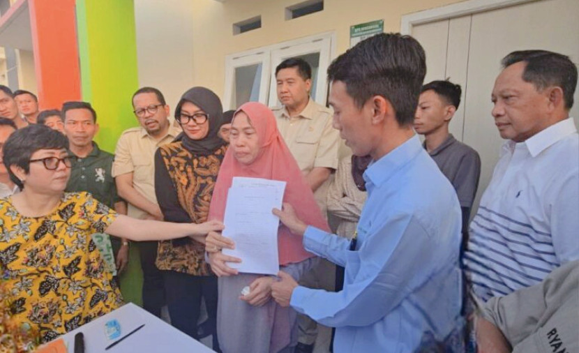 Keluarga Affan Kurniawan, pengemudi ojek online, kini memiliki rumah baru di kawasan Cileungsi, Bogor. (Foto: Kementerian PKP)