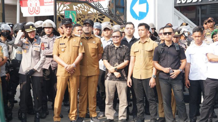 Ketua DPRD Kota Sukabumi Wawan Juanda bersama unsur forkopimda menerima aspirasi dari pendemo di Balai Kota Sukabumi, Senin (1/9/2025). Istimewa