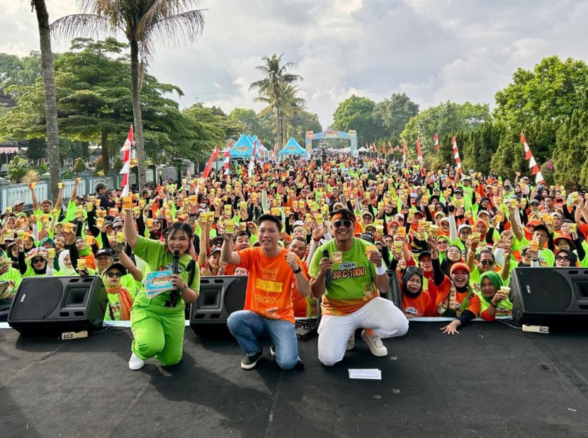 Suplemen kesehatan vitamin C dari Wings Group, mengadakan kegiatan tahunan Aksi Segar Massal 2025 di Lapangan Brigif Cimahi, Jawa Barat. (Foto: Ruzka/Wings)
