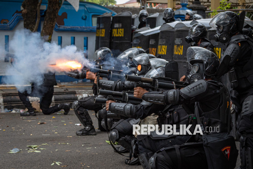 Personel kepolisian menembakkan gas air mata ke arah massa usai terjadi kericuhan unjuk rasa di depan Kantor Bupati Pati, Kabupaten Pati, Jawa Tengah.