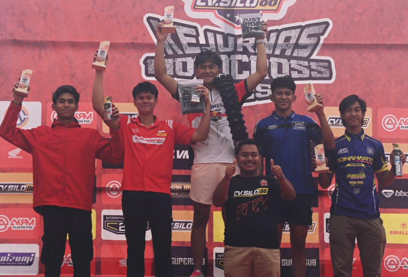 Arsenio bersama pebalap lainnya di podium (Doc. Astra Honda Motor).