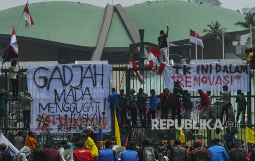Demo mahasiswa di Gedung DPR tuntur bubarkan DPR. (Foto: Dok REPUBLIKA)