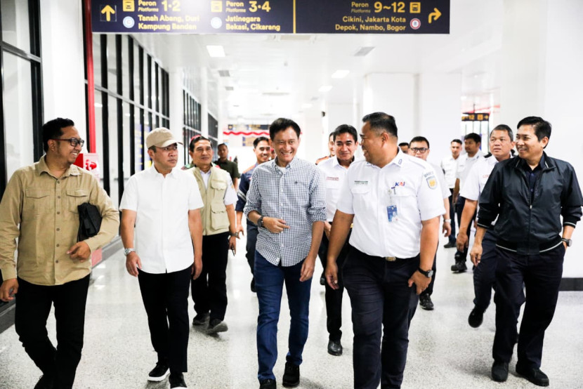 Direktur Utama KAI Bobby Rasyidin (depan tengah) meninjau langsung pelayanan pelanggan di sejumlah stasiun di Jakarta mulai dari Stasiun Juanda, Manggarai, Jatinegara, Pasar Senen, Tanah Abang, hingga Palmerah. )Foto: Humas KAI)