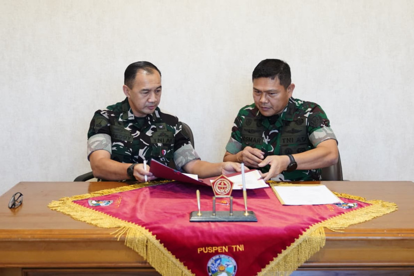 Kapuspen TNI Brigjen (Mar) Freddy Ardianzah dan Wakapuspen TNI Kolonel Arh Osmar Silalahi. Sumber: Puspen TNI