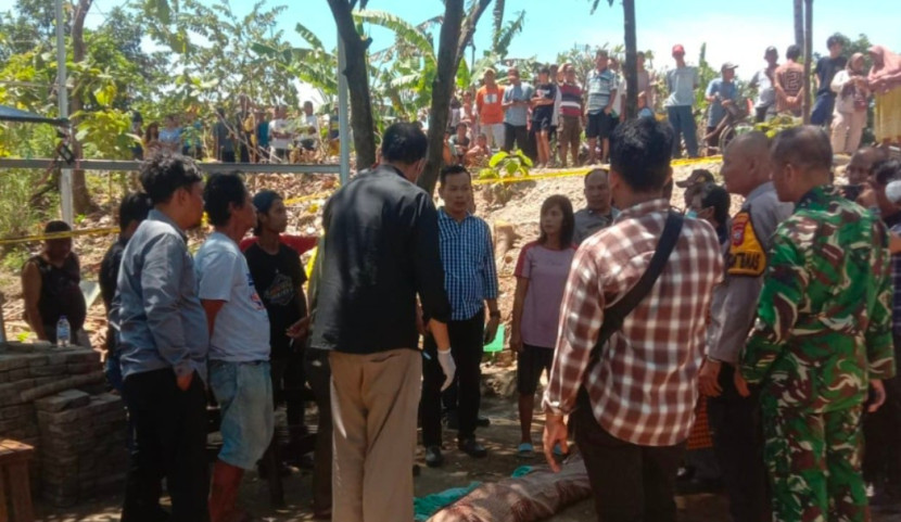 Evakuasi bocah 12 tahun yang mengambang di sungai Cilutung Kabupaten Majalengka. (Foto:Dok Eko Widiantoro)