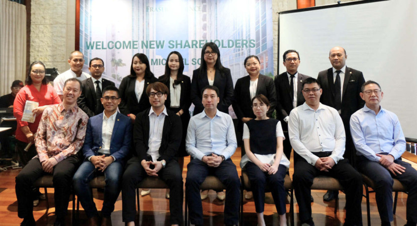 Stakeholder baru Fraser Residence Sudirman- Michael Song dan Thomas Song bersama karyawan, tamu, serta perwakilan dari Fraser Hospitality dan Hung Kuang saat syukuran perpindahan kepemilikan. (Foto: Dok RUZKA INDONESIA)