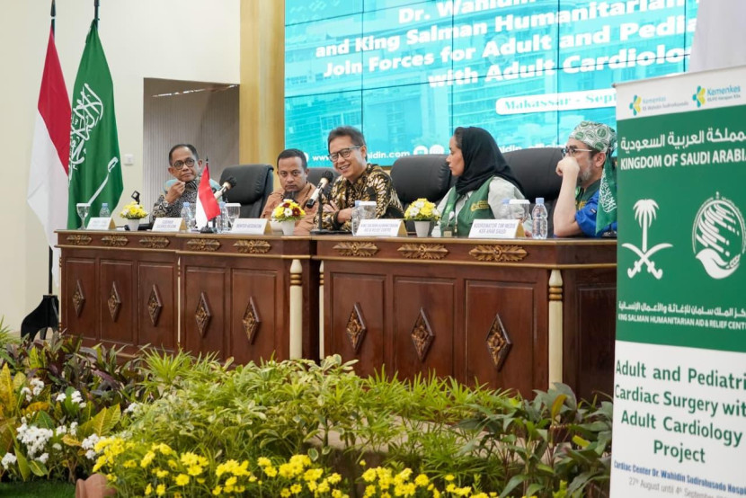 Menteri Kesehatan (Menkes) Budi Gunadi Sadikin, Gubernur Sulawesi Selatan Andi Sudirman Sulaiman dan tim medis King Salman Humanitarian Aid and Relief Center (Arab Saudi) saat diskusi yang digelar di RSUP Dr. Wahidin Sudirohusodo Makassar