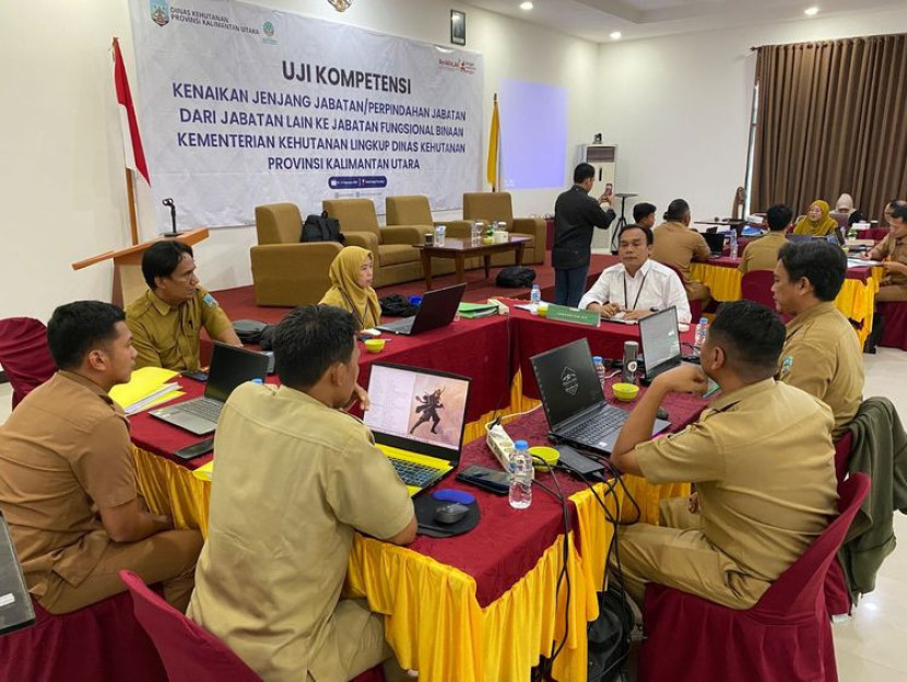 Badan Penyuluhan dan Pengembangan SDM (BP2SDM) Kementerian Kehutanan menyelenggarakan uji kompetensi dalam rangka meningkatkan kapasitas, profesionalitas, dan integritas SDM kehutanan.