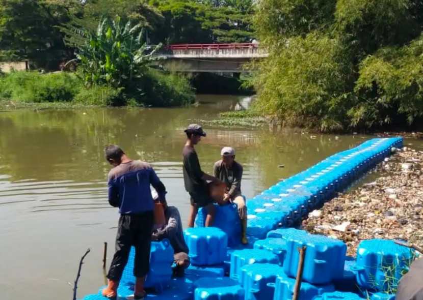 Pemasangan kubus halau sampah di Situ Pangarengan Depok. (Foto: Dok Diskominfo Kota Depok)