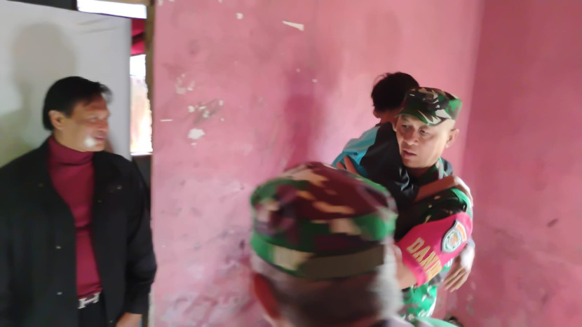 Dandim 0607 Kota Sukabumi Letkol Czi Indra Gunawan saat mengevakuasi Bilal bocah asal Kecamatan Gununggutuh, Kabupaten Sukabumi yang mengalami gizi buruk ke rumah sakit, Rabu (3/9/2025). Dok istimewa