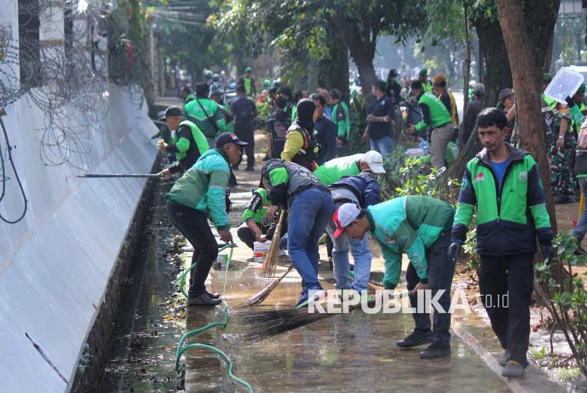 Ratusan ojek online (ojol) melakukan aksi bebersih di halaman Gedung DPRD Jawa Barat (Jabar) yang dirusak oleh sejumlah massa saat aksi demonstrasi, Rabu (3/9/2025). Foto: Edi Yusuf