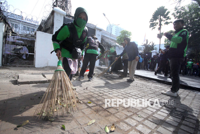 Ratusan ojek online (ojol) melakukan aksi bebersih di halaman Gedung DPRD Jawa Barat (Jabar) yang dirusak oleh sejumlah massa saat aksi demonstrasi, Rabu (3/9/2025). Foto: Edi Yusuf