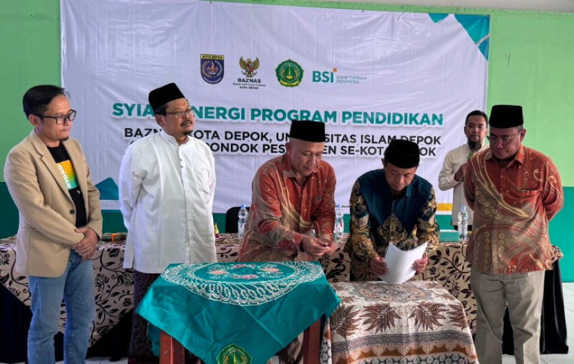 Penandatanganan nota kesepahaman (MoU) antara Ketua Baznas Kota Depok, Dr. Endang Ahmad Yani. M.M dan Rektor Universitas Islam Al Karimiyah di wakili oleh Wakil Rektor 1 UID Acep Muwahid Muhammadi M.A yang berlangsung di kampus Al Karimiyah. Jumat, (29/08/2025).