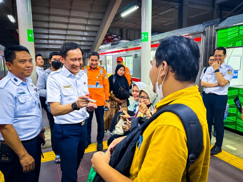 Direktur Utama KAI, Bobby Rasyidin (kedua dari kiri), menyapa pelanggan di Stasiun Bekasi, Kamis (28/8), sekaligus memastikan pelayanan dan integrasi layanan terjaga optimal. (Foto: Humas KAI)