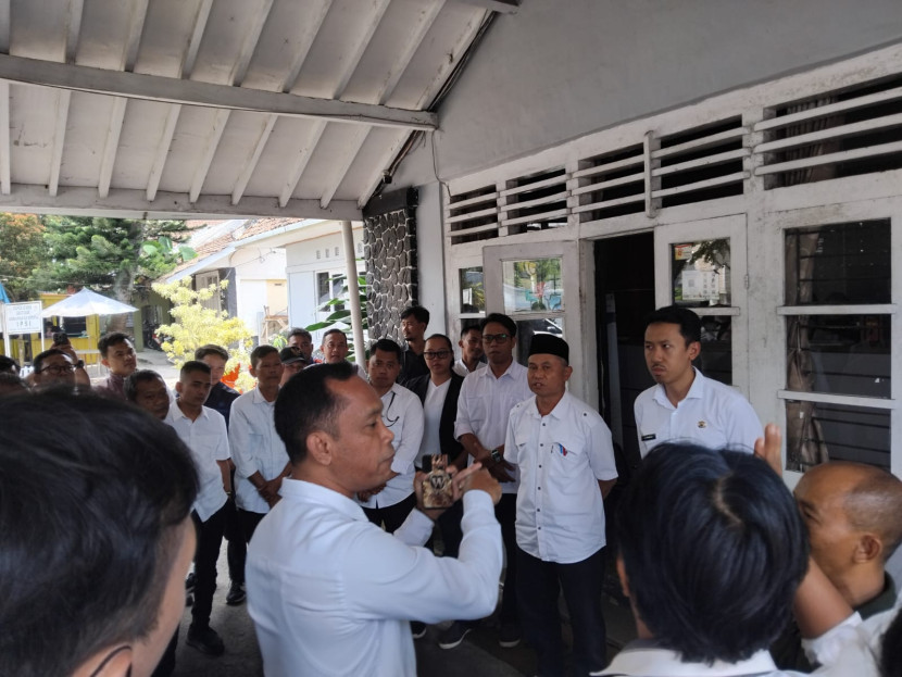 Para non ASN Pemkot Sukabumi mendatangi kantor BKPSDM Kota Sukabumi, Rabu (3/9/2025).