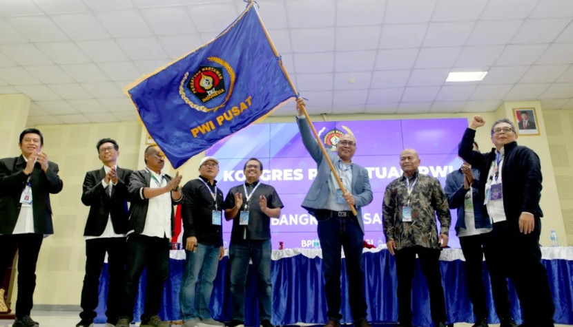 Akhmad Munir kibarkan bendera setelah terpilih sebagai Ketua Umum di Cikarang, Bekasi, Jawa Barat (Jabar) pada 30 Agustus 2025 lalu. (Foto: Dok RUZKA INDONESIA)