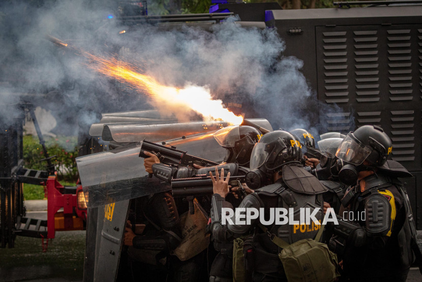Polisi menembakan gas air mata di depan Mapolda Jateng, Kota Semarang.
