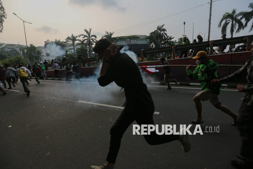 Pengunjuk rasa bentrok dengan aparat saat aksi di Gedung DPR, pada Senin 25 Agustus.