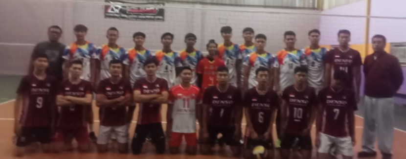 Tim Popda Jabar Kabupaten Bekasi ( belakang) dan Tim PT Denso ( depan)