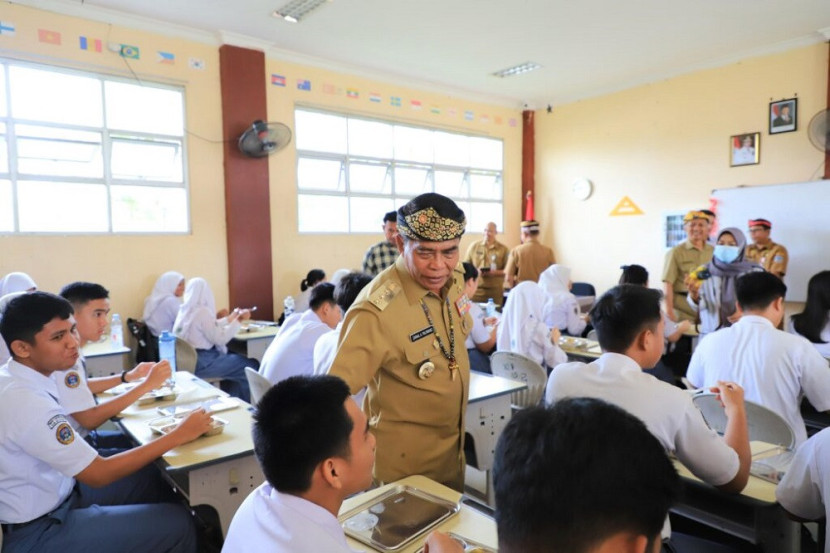 Gubernur Kaltara pantau MBG di SMAN 1 Tanjung Selor, Bulungan. (Diskominfo)