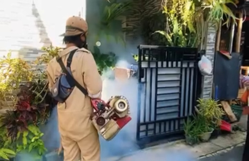 Petugas tengah menggencarkan fogging di Kelurahan Tipar, Kecamatan Citamiang, Kota Sukabumi, Rabu (3/9/2025).