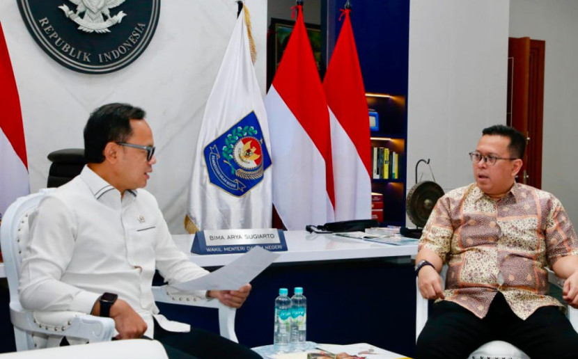 Wakil Menteri Dalam Negeri, Dr. H. Bima Arya Sugiarto S.I.P menerima kunjungan Dekan FIB UI, Dr Bondan Kanumoyoso di kantor Kemendagri Jakarta, Rabu (03/09/2025). (Foto: Dok FIB UI)