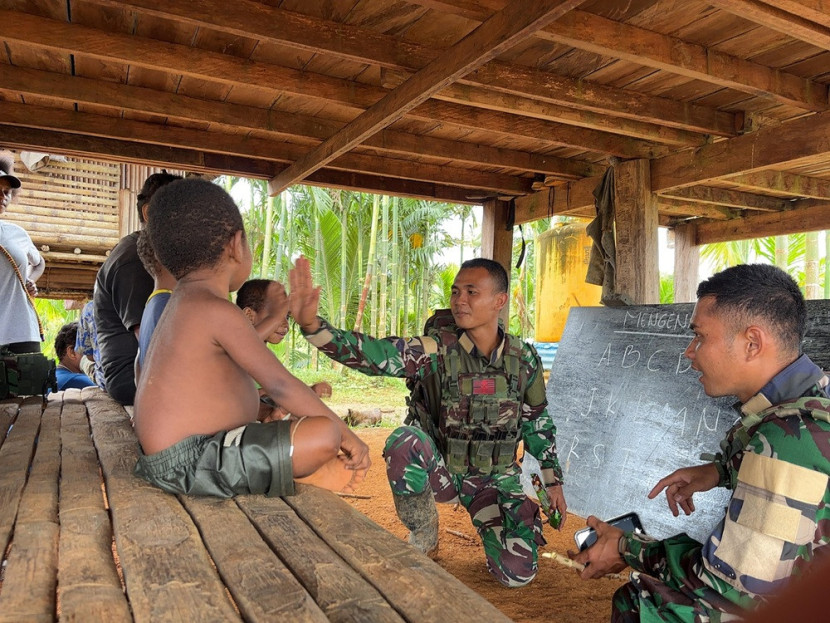Satgas Pengamanan Perbatasan (Pamtas) Yonif 126/Kala Cakti mengajarkan calistung. Sumber: Puspen TNI
