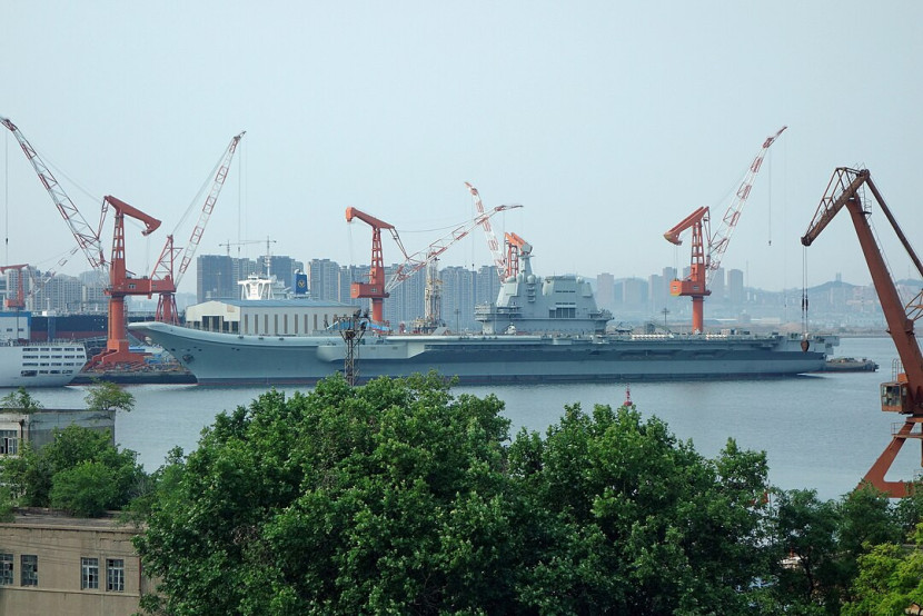 Kapal induk Shandong berlabuh di Dalian pada tahun 2019 sebelum ditugaskan. (wikimedia commons)