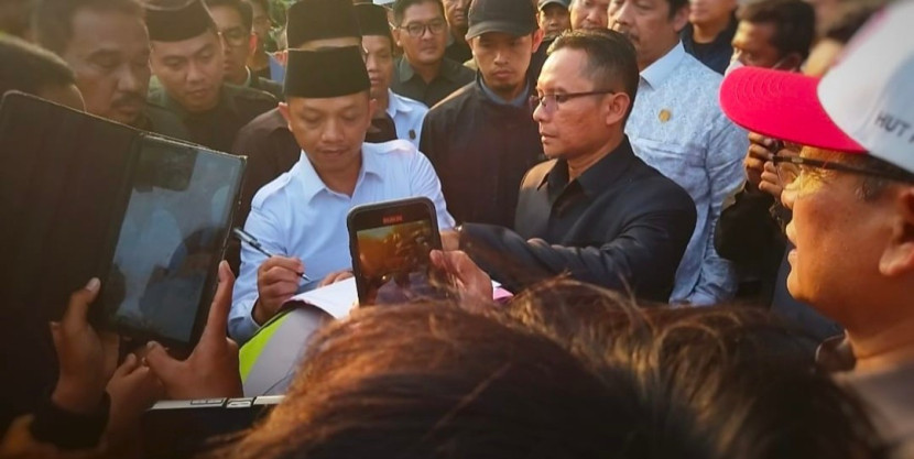 H.Ano Suksena berkemeja putih dan ber peci hitam ditengah massa aksi demo. (Foto: Dok Eko Widiantoro)