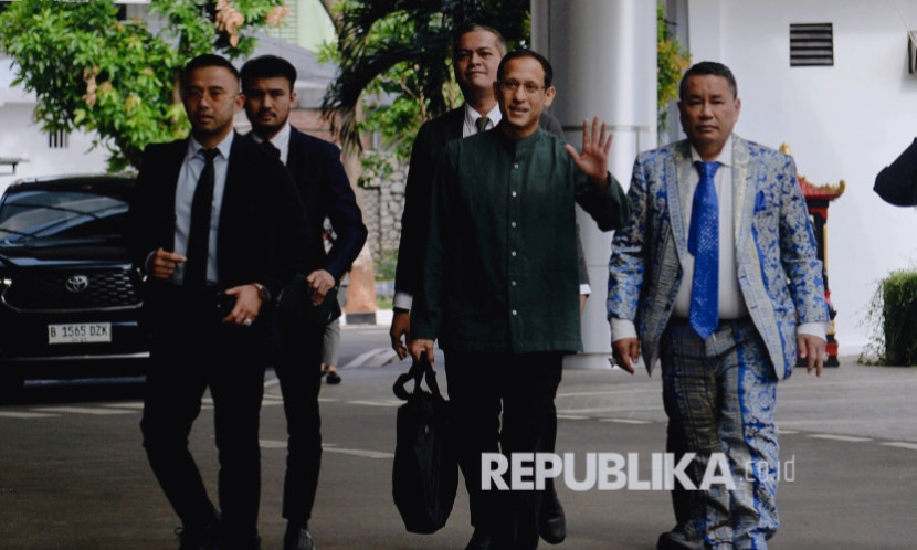 Nadiem Makarim didampingi kuasa hukumnya mendatangi Kejaksaan Agung untuk menjalani pemeriksaan, Kamis (04/09/2025). Foto: REPUBLIKA