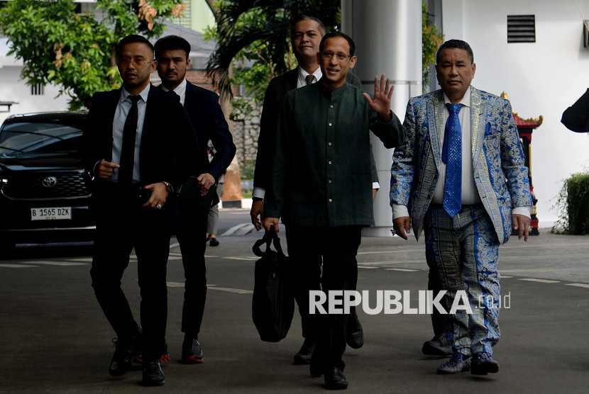 Mantan Mendikbudristek Nadiem Makarim tiba di Gedung Kejaksaan untuk menjalani pemeriksaan di Jakarta, Kamis (4/9/2025). Nadiem resmi ditetapkan sebagai tersangka. (Dok Republika)