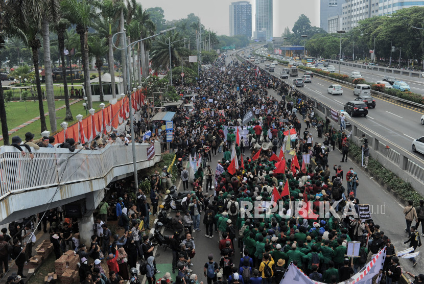 Massa dari pelbagai elemen masyarakat saat aski di DPR pada 28 Agustus lalu.