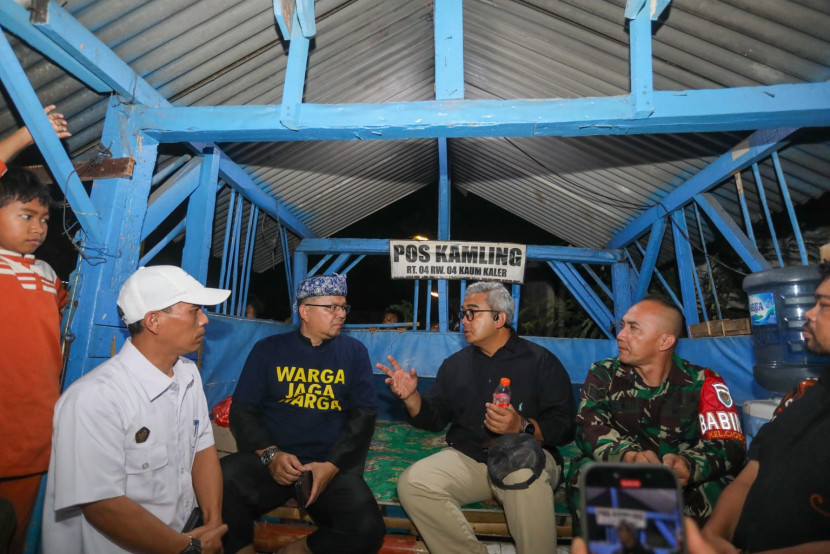 Wali Kota Bandung Farhan meninjau siskamling di Kecamatan Mandalajati, Ujungberung, dan Arcamanik, Kota Bandung, Kamis (4/9/2025). Foto: Diskominfo Kota Bandung