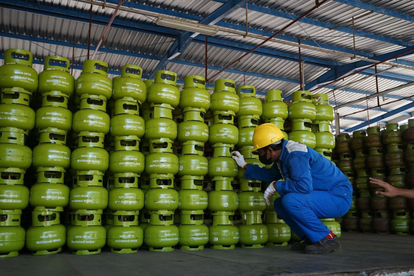 Petugas dari Pertamina Patra Niaga Jatimbalinus melakukan pengecekkan stok LPG 3 kilogram. 
