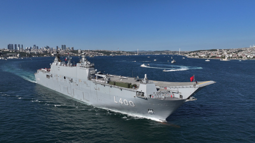 Kapal Induk TCG Anadolu milik Angkatan Laut Turki. Sumber: Anadolu Agency