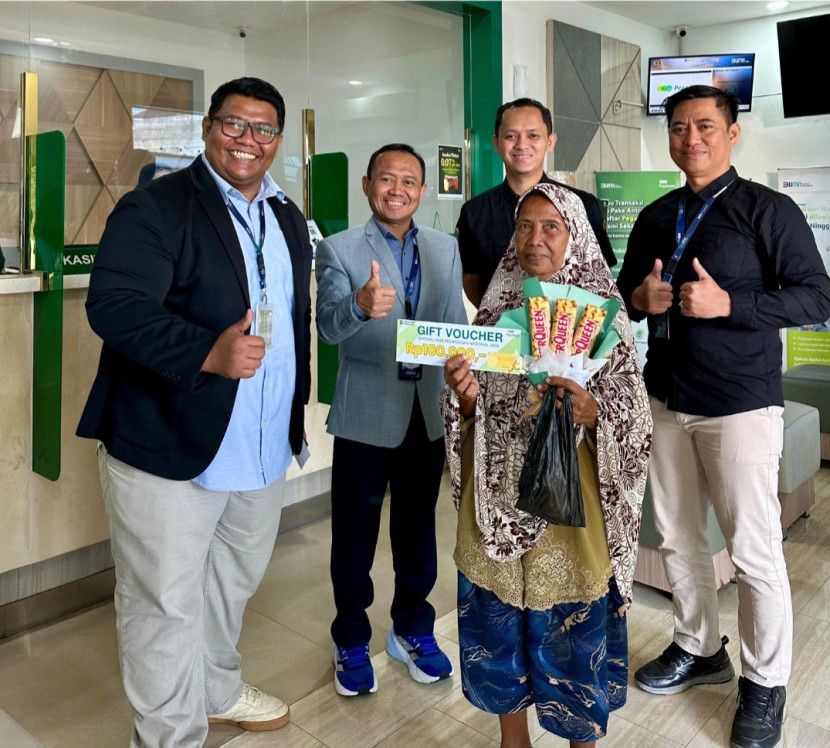Salah satu pelanggan, mendapatkan vocher dari Pegadaian Jabar