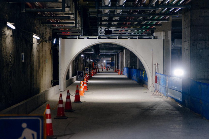 Ornamen interior Stasiun Kota MRT Jakarta mulai dipasang. (Foto: PT MRT Jakarta)