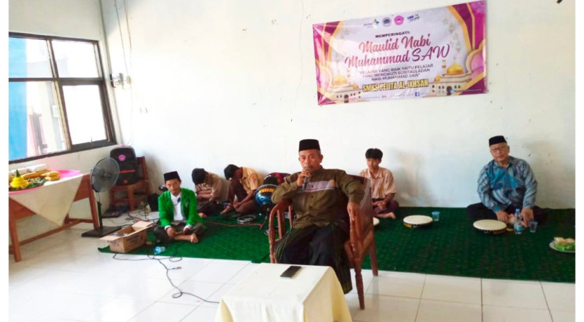 Suasana khidmat peringati Maulid Nabi Muhammad SAW di Aula SMK Pelita Al-Ikhsan Kabupaten Sumedang, Jabar, Sabtu (06/09/2025).