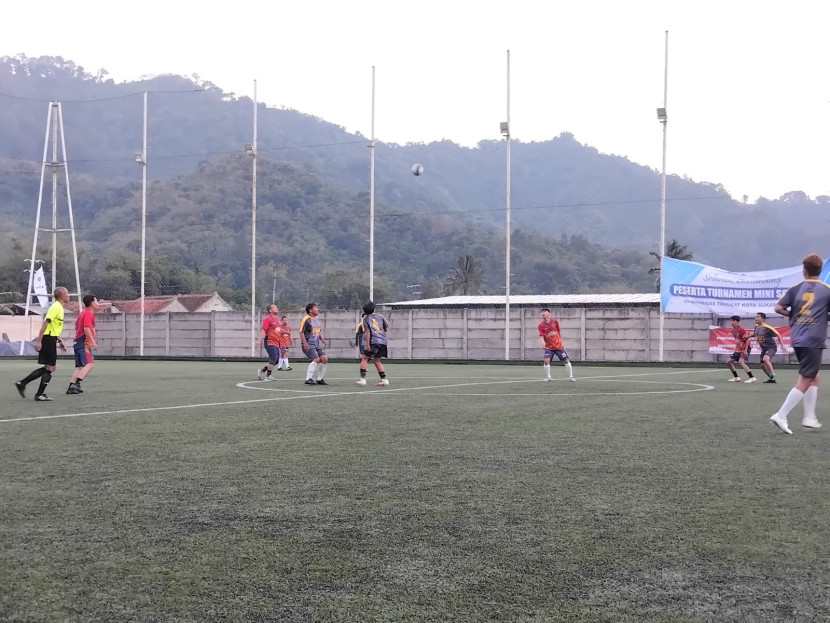 Suasana pertandingan antara PWI Kota Sukabumi dan Kecamatan Baros.