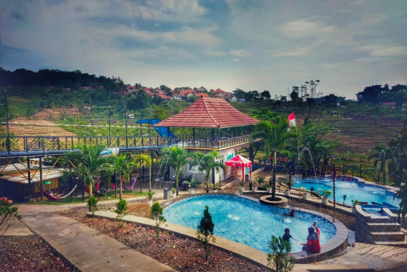View Sawah Bengkok Teja, Kabupaten Majalengka dengan pesona terasering di sekitarnya. (Foto: Dok Eko Widiantoro)