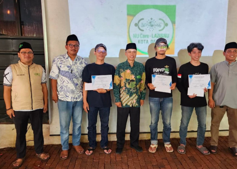 Lazisnu Depok memberikan sertifikat kepada Upzis dan Jpzis Kota Depok yang berprestasi didampingi oleh Ketua PCNU KH Achmad Solechan, Wakil Ketua PCNU Ustad Robi Sugara, dan Sekretaris PCNU Kota Depok, Hakim Muzayyan (Foto: LTN NU Kota Depok)