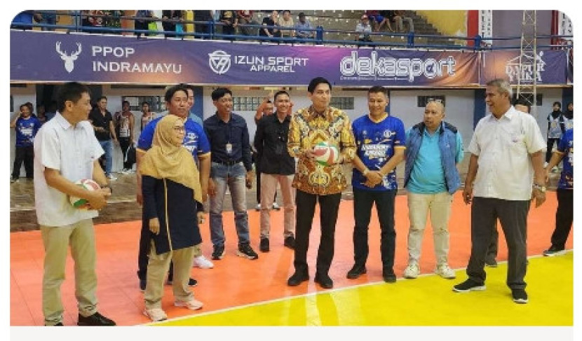 Bupati Indramayu Lucky Hakim bersama Ketum PBVSI Jawa Barat Agus Djumaedi (ujung kanan)