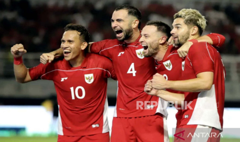 Pesepakbola Timnas Indonesia, Egy Maulana Vikri, Jordi Amat,, Marc Klok, dan Sandy Walsh merayakan gol kemenangan di laga persahabatan FIFA Match Day, Jumat (05/09/2025). Indonesia menang telak 6-0 melawan China Taipei di Stadion Gelora Bung Tomo, Surabaya, Jawa Timur. (Foto: Antara/Dok RUZKA INDONESIA)